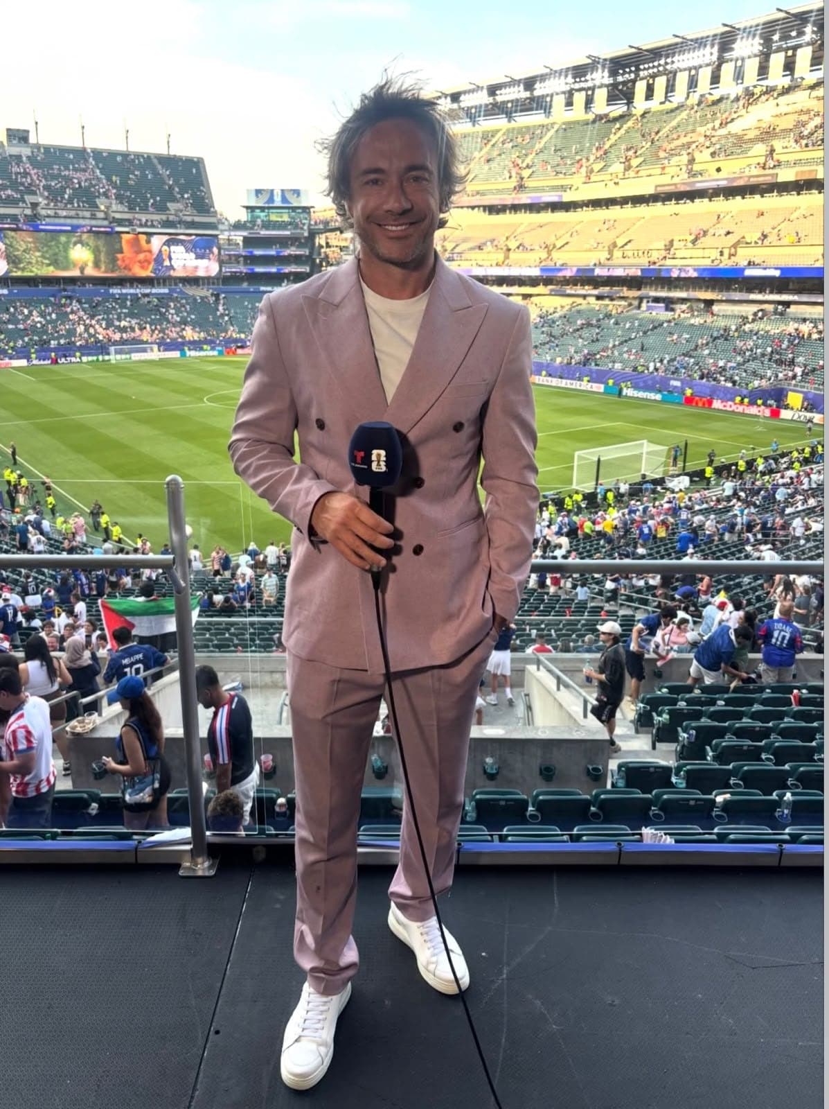 Diego Lugano con micrófono de Telemundo en la cabina de transmisión del estadio.